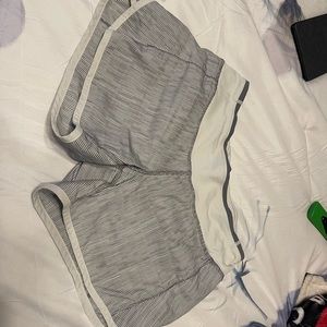 Lululemon grey and white striped speed ups 2.5 inch inseam